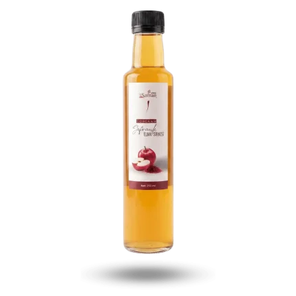 250 ml şeffaf cam şişede, doğal fermantasyon yöntemiyle üretilmiş organik safranlı elma sirkesi.